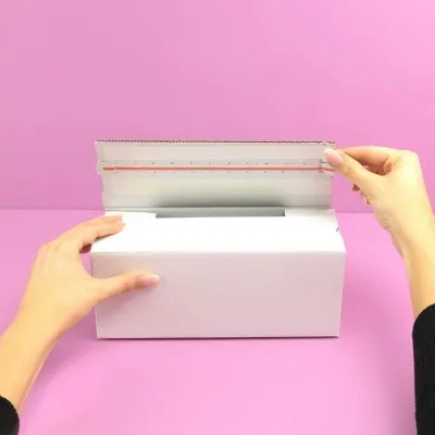 Versandkarton Klebestreifen abziehen Versandkarton Klebestreifen abziehen
