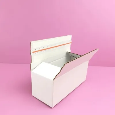 Versandkarton mit Klebestreifen weiß Versandkarton mit Klebestreifen weiß
