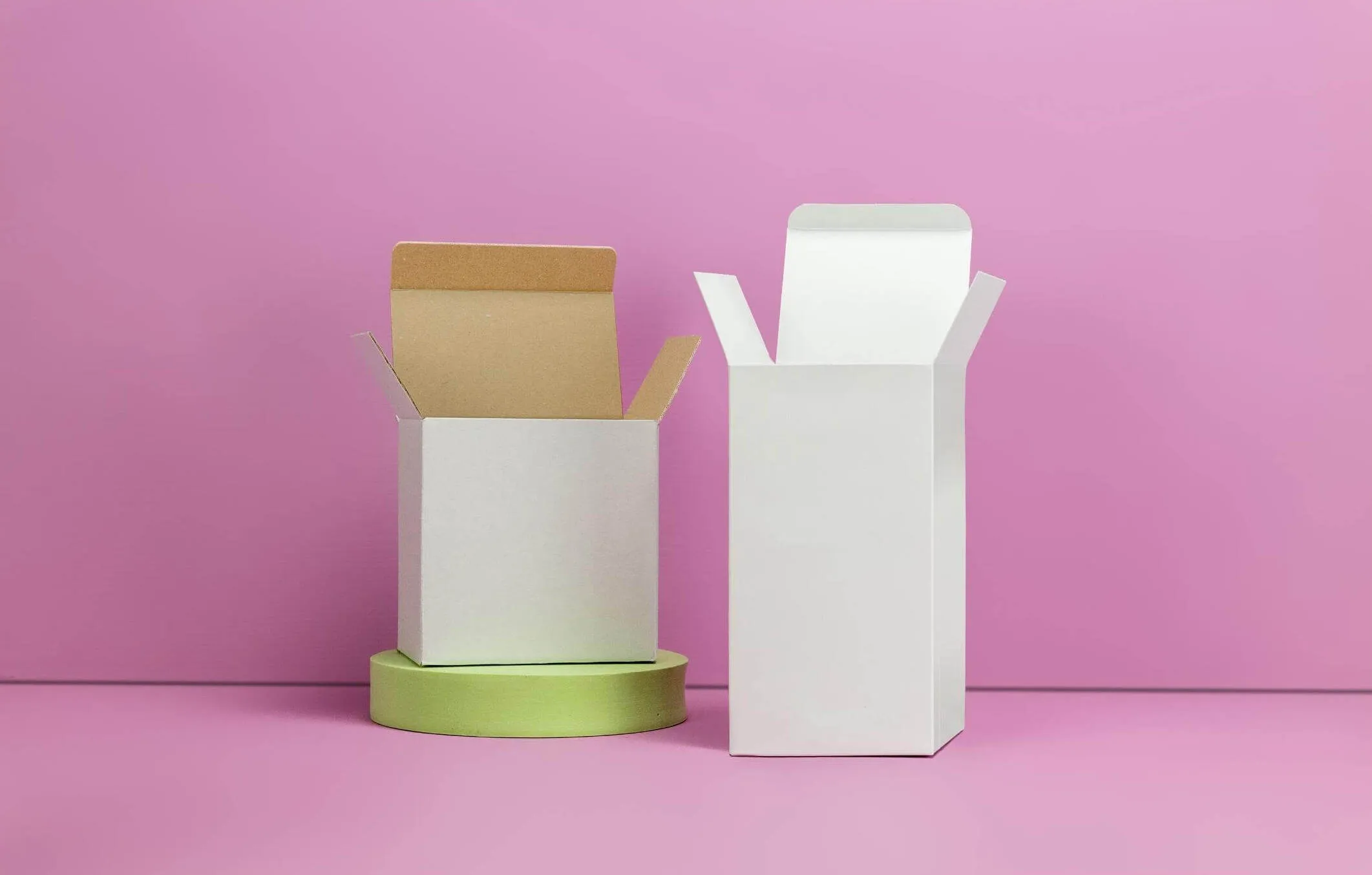 Kartons aus verschiedenen Materialien