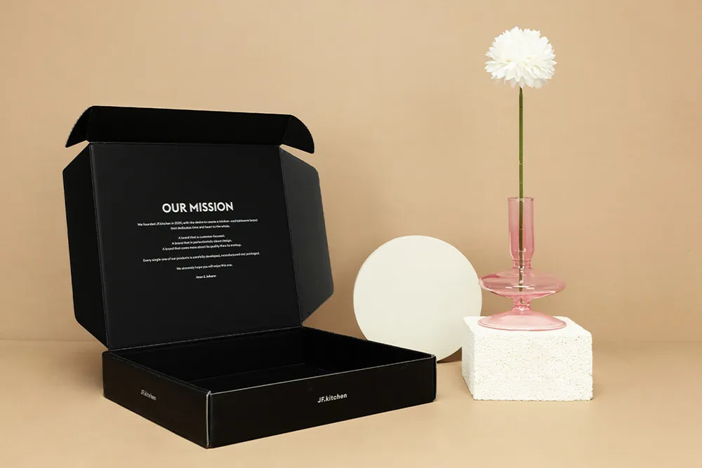 Glossy black shipping box with interior printing Glossy black shipping box with interior printing